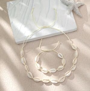 Shell Necklace and Bracelet Set. New in package 📦